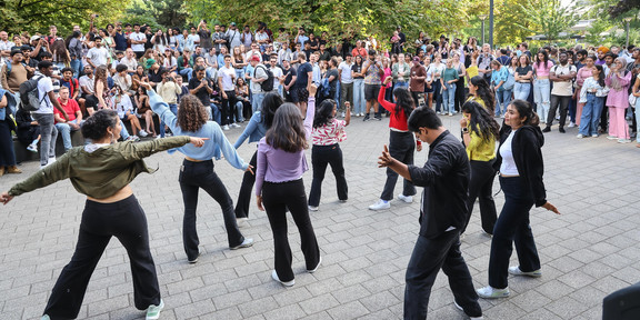 Foto: Auf dem Sommerfest der TU Dortmund tritt eine Tanzgruppe vor Publikum auf.
