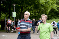 Rektor Prof. Manfred Bayer hält ein Signalhorn in der Hand, daneben der Moderator des Events