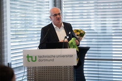 Prof. Manfred Bayer steht an einem Rednerpult