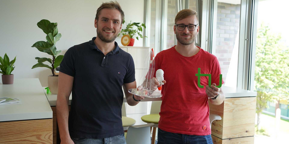 GROWTHY Team Zwei Männer des Unternehmens GROWTHY stehen nebeneinander.