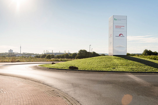 A roundabout with a stele at Campus Nord