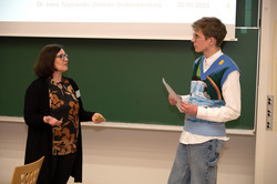 Zertifikatübergabe bei der Eröffnung der SchülerUni im Sommersemester 2023 Zertifikatübergabe bei der Eröffnung der SchülerUni im Sommersemester 2023