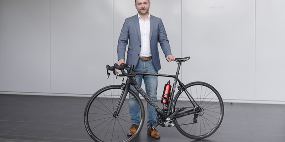 Designer Dr. Dennis Freiburg with his ultra-light e-bike