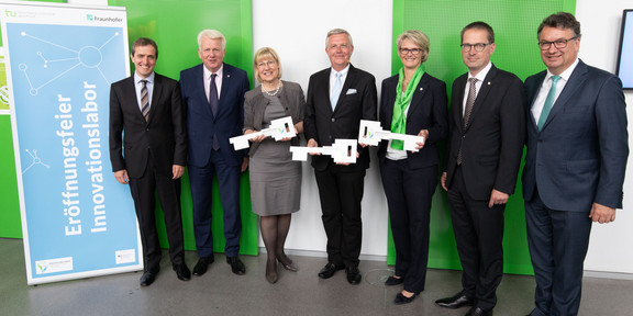 Innovationslabor Symbolische Schlüsselübergabe