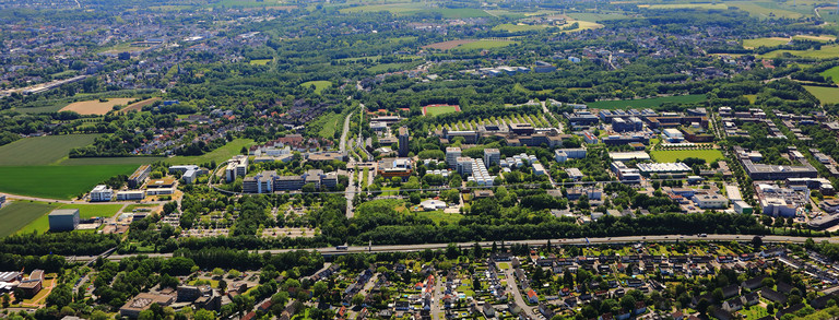 Foto: Eine Luftaufnahme vom Campus der TU Dortmund und der umliegenden Straßen im Sommer.