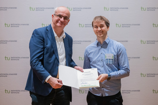 Das Bild zeigt den Rektor der TU Dortmund und den Vertreter des Förder- und Alumnivereins der Fakultät Bio- und Chemieingenieurwesen