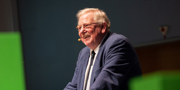 Reinhard Genzel Reinhard Genzel spricht auf der Bühne