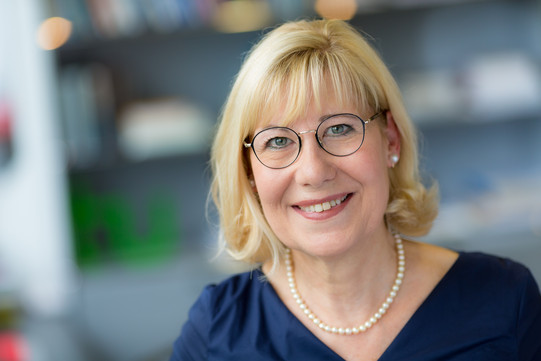 Rektorin Prof. Ursula Gather Frau Gather lächelt in die Kamera.