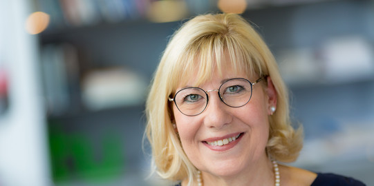 Rektorin Prof. Ursula Gather Frau Gather lächelt in die Kamera.