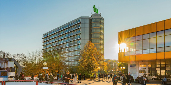 Campus der TU Dortmund Mathetower, Mensagebäude und Mensabrücke an einem sonnigen Herbsttag.