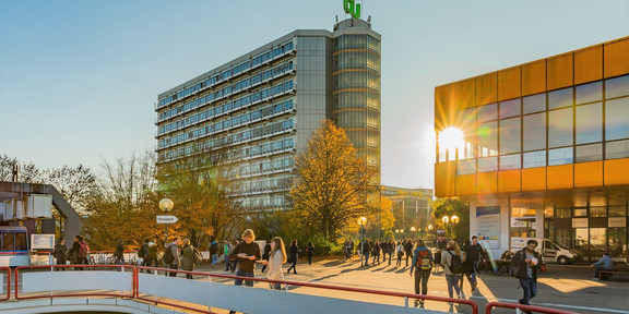 Campus der TU Dortmund Mathetower, Mensagebäude und Mensabrücke an einem sonnigen Herbsttag.