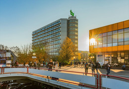 Oktober Mathetower, Mensagebäude und Mensabrücke an einem sonnigen Herbsttag.