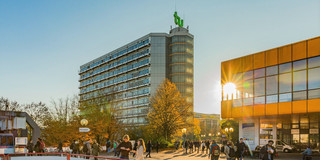 Mathetower, Mensagebäude und Mensabrücke an einem sonnigen Herbsttag.