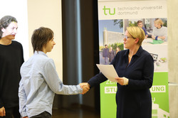 45_SchuelerUni_7800 Feierliche Übergabe erworbener Zertifikate zwischen der Prorektorin Studium Frau Prof. Dr. Wiebke Möhring und einem Teilnehmer während der Eröffnungsveranstaltung der SchülerUni für das Wintersemester 2024/2025.