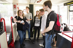 Fünf Auszubildende der TU Dortmund stehen in der H-Bahn.