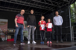 36. Campuslauf der TU Dortmund Siegerehrung von Läuferinnen auf einer Bühne