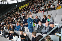 Die vollbesetzte Tribüne des BVB-Stadions.