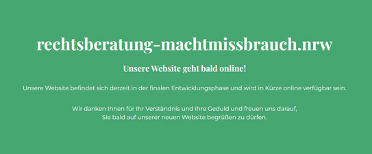 Grüner Bildschirm mit weißem Text: 'rechtsberatung-machtmissbrauch.nrw', Hinweis auf baldige Online-Verfügbarkeit der Website und Dank für Geduld.
