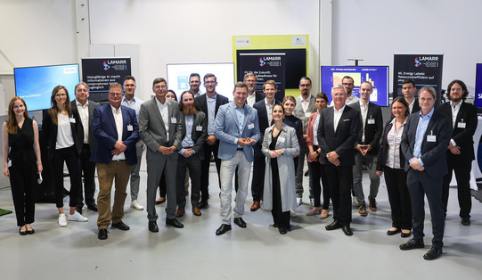 Eine Gruppe von Menschen steht im Lamarr-Institut für Maschinelles Lernen und Künstliche Intelligenz am Standort Dortmund.