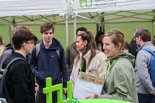 Personen an einem Stand der TU Dortmund