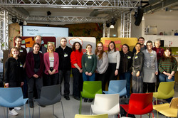 Gruppenfoto: Studierende und Beschäftigte der drei UA-Ruhr-Universitäten stehen für ein Foto zusammen.