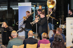 Eine Band spielt mit verschiedenen Blasinstrumenten