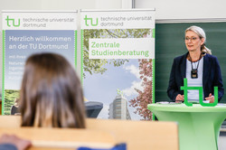 Eröffnung SchülerUni Eröffnung SchülerUni Frau Melle begrüßt
