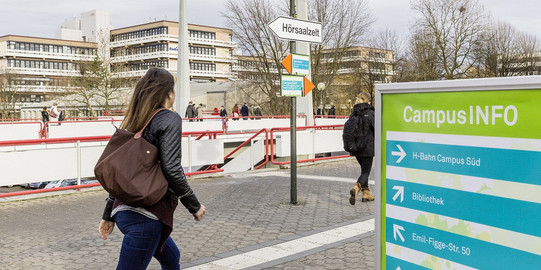 Junge Frau läuft über dem Campus während der Orientierungsphase