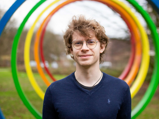 Portrait eines Mannes vor den Spektralringen auf dem TU-Campus