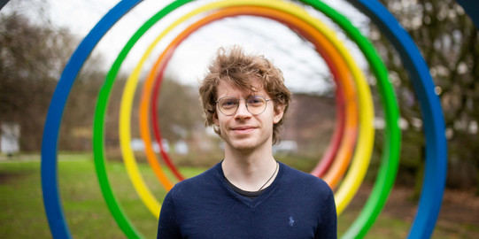 Portrait Paul Bürkner Portrait eines Mannes vor den Spektralringen auf dem TU-Campus