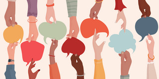 Illustration von den Händen und Armen einer diversen Personengruppe, die von oben und unten ihre Arme ins Bild strecken. Jeweils zwei Hände sind sich ungefähr gegenüber und reichen einander eine bunte und unterschiedlich geformte Sprechblase.