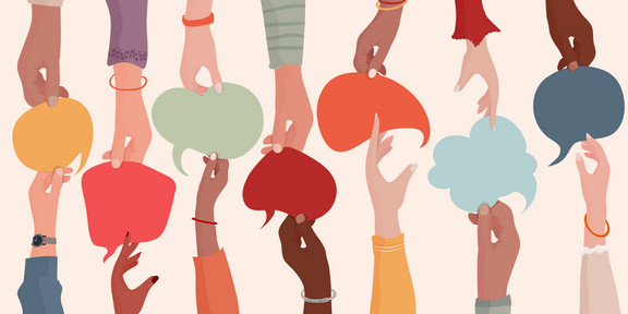 Illustration von den Händen und Armen einer diversen Personengruppe, die von oben und unten ihre Arme ins Bild strecken. Jeweils zwei Hände sind sich ungefähr gegenüber und reichen einander eine bunte und unterschiedlich geformte Sprechblase.