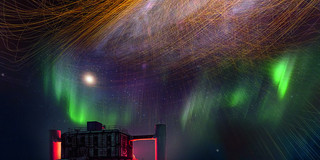 Foto von einem Gebäude unter einem Himmel mit Sternen, einer Galaxie und Nordlichtern.