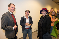 Links Prof. Turek, rechts Prof. Burzan Drei Menschen lächeln in die Kamera, links Prof. Turek, rechts Prof. Burzan, in der Mitte steht eine Frau