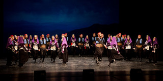 Tanzgruppe Anatolischer Tanz Viele Tänzer*innen stehen auf einer Bühne, sie tragen traditionelle anatolische Kostüme