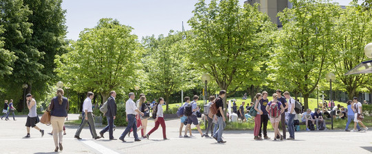 Campus Nord Studentinnen und Studenten laufen über den Campus