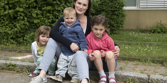 Portrait of student Carola Hiddemann with her three children