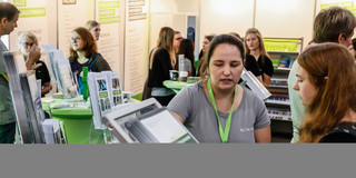 Messe Einstieg An einem Messestand wird eine Schülerin von einer TU-Mitarbeiterin beraten.