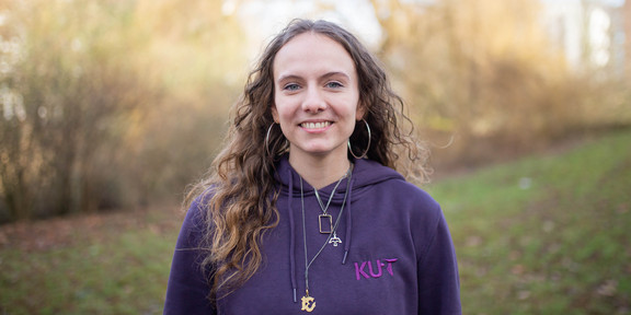 Portraitfoto von Jana Witt mit Bäumen und Wiese im Hintergrund in Bokeh-Optik