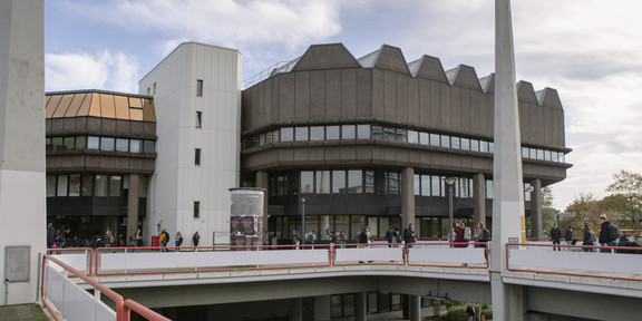 Die Universitätsbibliothek von der Mensabrücke aus gesehen.