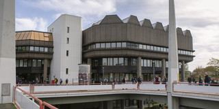 Unibib_Kardash Die Universitätsbibliothek von der Mensabrücke aus gesehen.