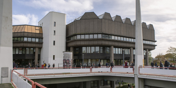 Unibib_Kardash Die Universitätsbibliothek von der Mensabrücke aus gesehen.