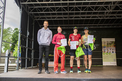 the three fastest runners are on stage, next to them Christoph Edeler, head of university sports