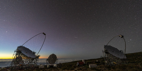 Teleskope auf La Palma, im Hintergrund Sternenhimmel