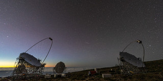 Teleskope auf La Palma, im Hintergrund Sternenhimmel