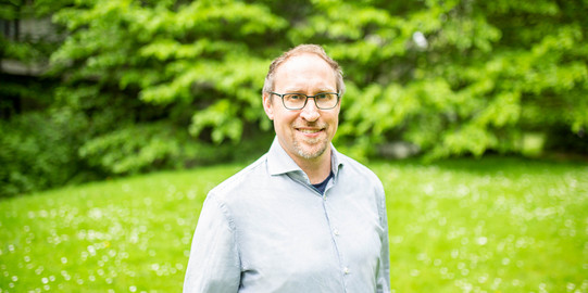 Portrait Stephan Heinzel Portrait eines Mannes im Grünen