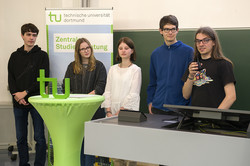 Schülerstudierende informieren über das Projekt SchülerUni und ihre bisherigen Erfahrungen.