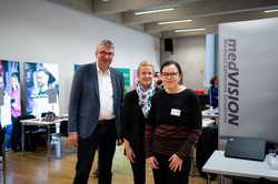 Gruppenbild vor Karrieremesseständen: Wulf-Christian Ehrich, ein Mann mit grauen Haaren und Brille im dunkelblauen Anzug, Prorektorin Diversität Prof. Petra Wiederkehr, eine Frau mit blonden Haaren und buntgemusterten Schal, und Dr. Barbara Schneider, eine Frau mit Brille und schwarzen Haaren im Zopf.