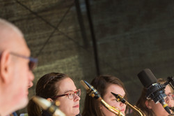 vier Saxophonspielerinnen und -spieler warten auf ihren Einsatz
