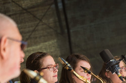 Saxophonisten bei DORTBUNT! vier Saxophonspielerinnen und -spieler warten auf ihren Einsatz